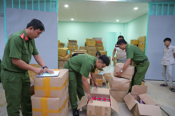 Công an Tây Ninh phân loại các sản phẩm mỹ phẩm giả. Ảnh: báo Tây Ninh