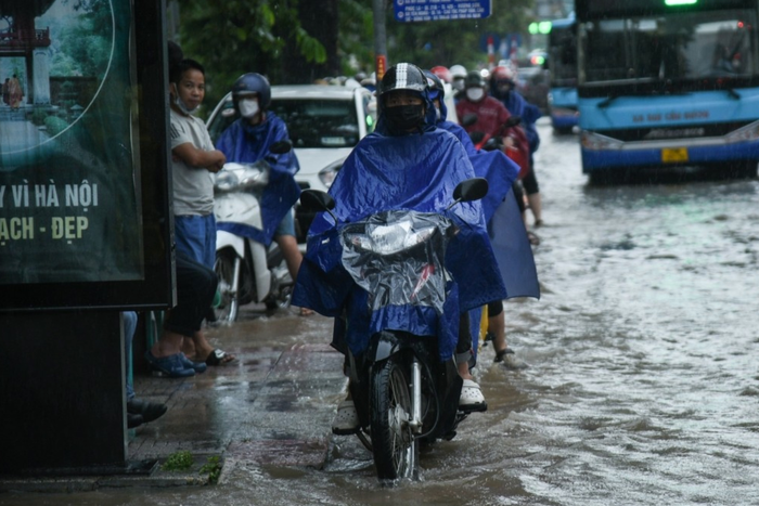 Thời tiết Hà Nội trong ngày 16/6: Chiều tối và đêm có thể xuất hiện mưa dông. Ảnh: Báo Lao động thủ đô