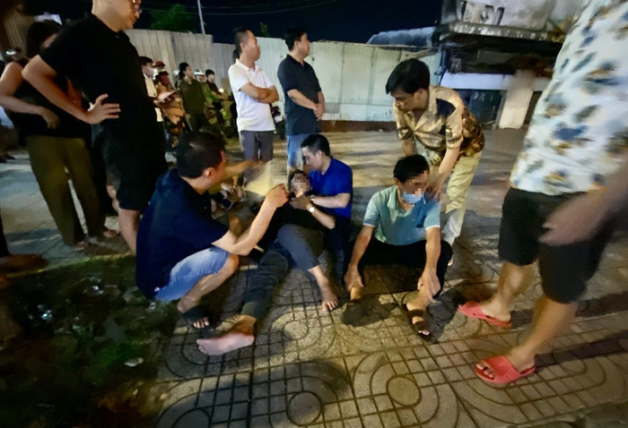 Người thân nạn nhân khóc ngất khi đến hiện trường. Ảnh: báo Người Lao Động