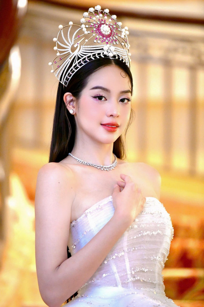 Hoa hậu Thanh Thủy bị đánh giá về cách tạo dáng. (Ảnh: FBNV)