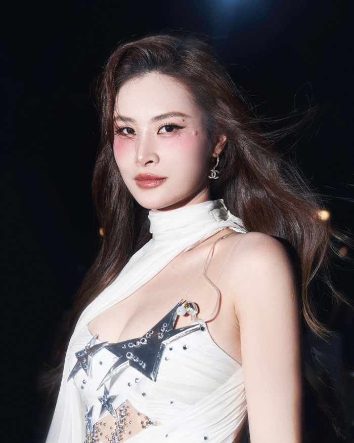 Hình ảnh 'hot mom' Đông Nhi vẫn giữ được phong độ sau nhiều năm hoạt động nghệ thuật. (Ảnh: FBNV)