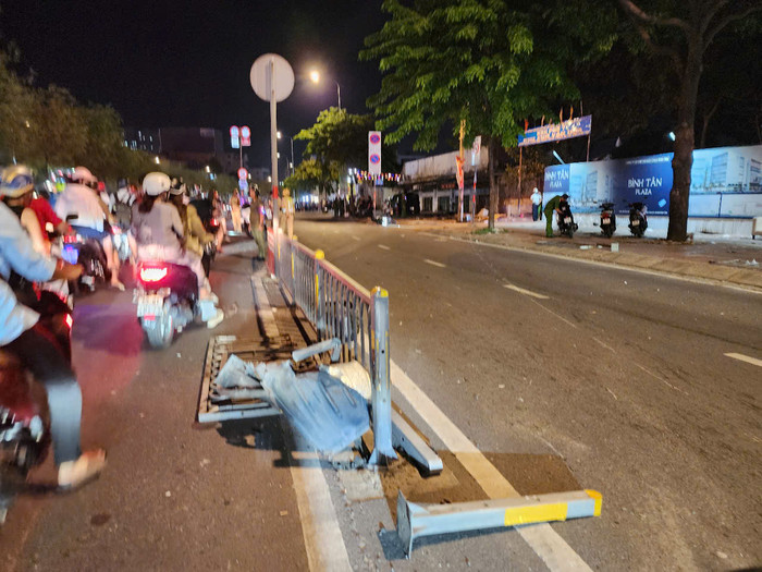 Tài xế xe ô tô tông đổ dải phân cách. (Ảnh A.X / SGGP)