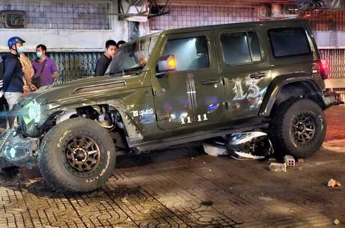 Tài xế xe ô tô ra trình diện công an TP Đồng Tháp vào hôm nay. Trước đó, sau khi gây tai nạn, tài xế đã rời khỏi hiện trường. (Ảnh Tuổi Trẻ)