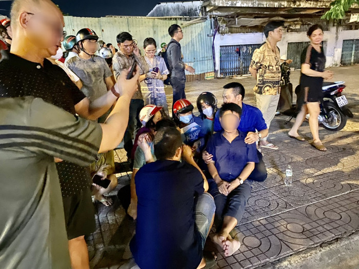 Người thân của 2 nạn nhân không qua khỏi có mặt ở hiện trường, đau buồn khi đón tin dữ. (Ảnh CAND)