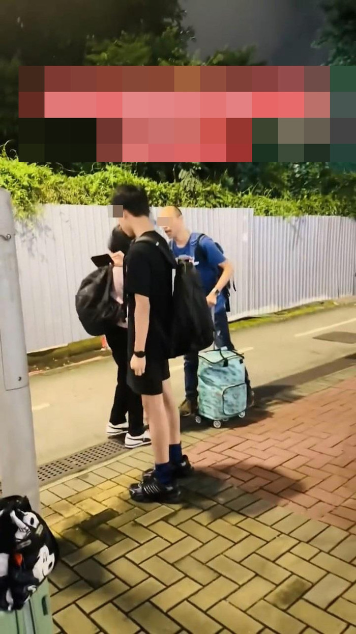 Người mẹ quỳ gối trước mặt con trai trên đường, nghe xong lý do ai cũng nghẹn ngào Ảnh 2