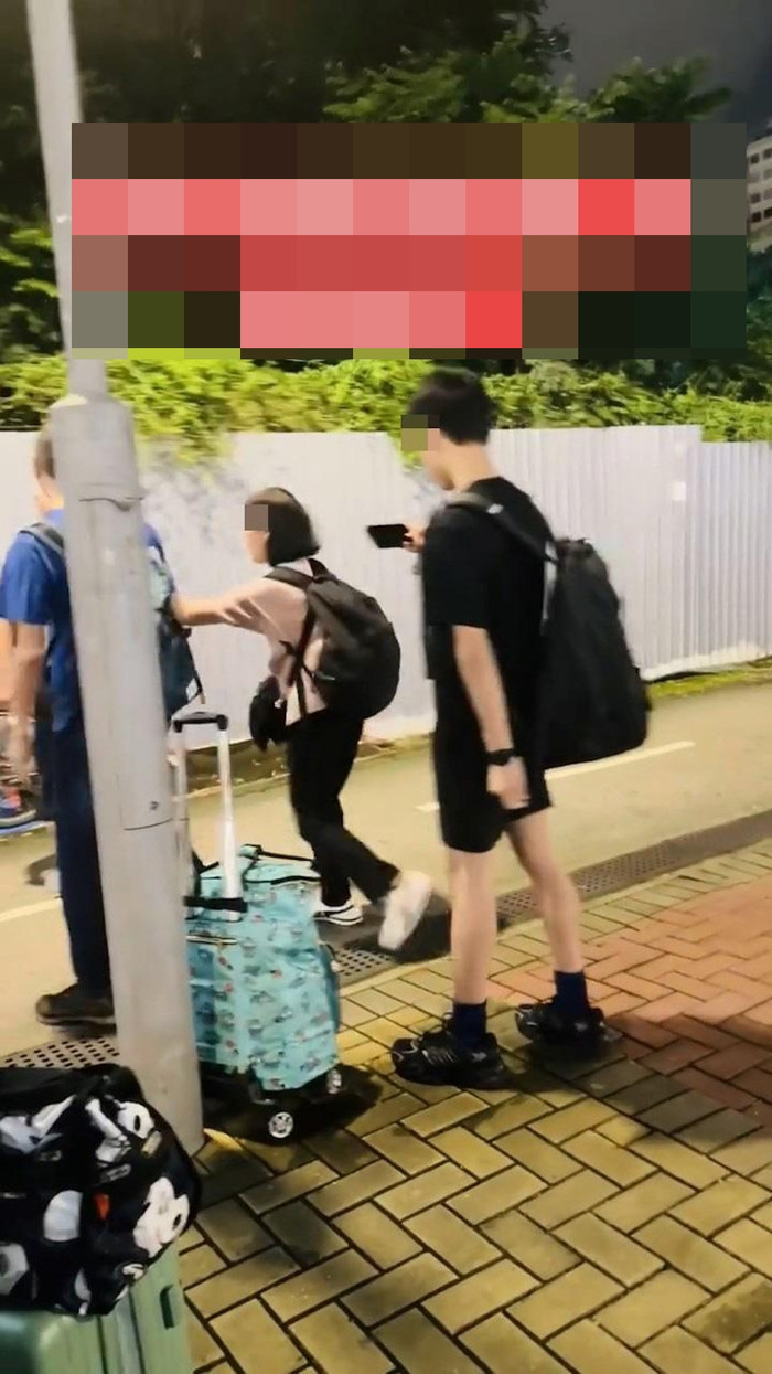 Người mẹ quỳ gối trước mặt con trai trên đường, nghe xong lý do ai cũng nghẹn ngào Ảnh 3