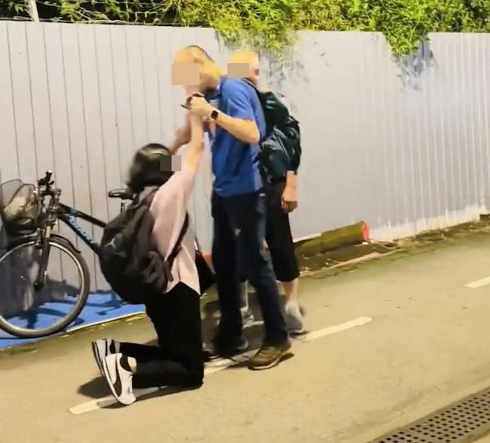 Người mẹ quỳ gối trước mặt con trai trên đường, nghe xong lý do ai cũng nghẹn ngào Ảnh 1