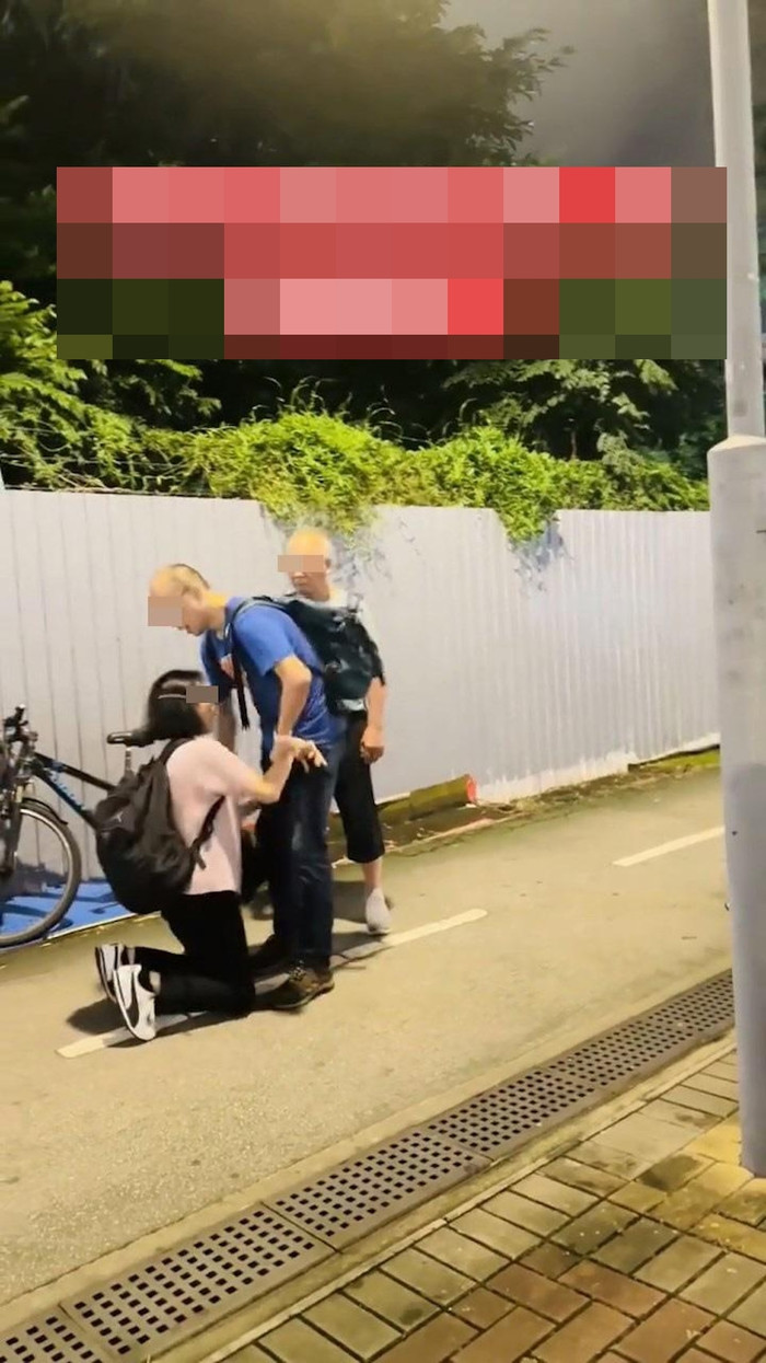 Người mẹ quỳ gối trước mặt con trai trên đường, nghe xong lý do ai cũng nghẹn ngào Ảnh 4