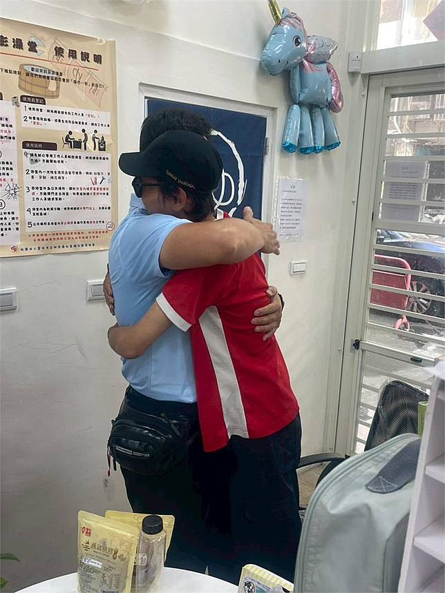 Xót xa chàng trai bị cha giam lỏng trong căn hộ thuê suốt 21 năm, không giấy tờ tùy thân Ảnh 2