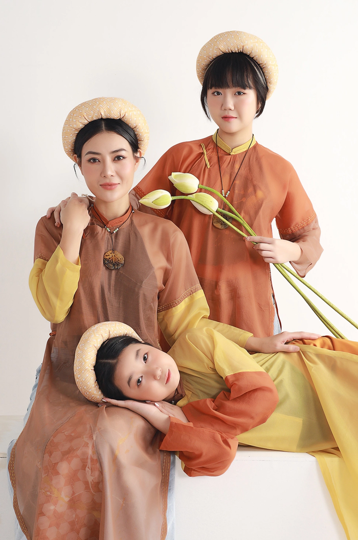Thanh Hương bên cạnh hai cô con gái là Hoàng Minh Phương, sinh năm 2010 và Hoàng Yến Linh, sinh năm 2012. (Ảnh: FBNV)