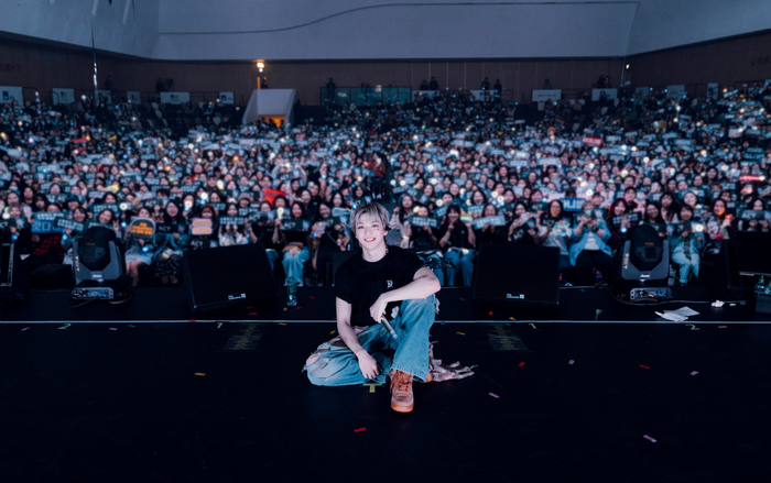 Kang Daniel chụp ảnh lưu niệm cùng khán giả ( ảnh: Twitter)