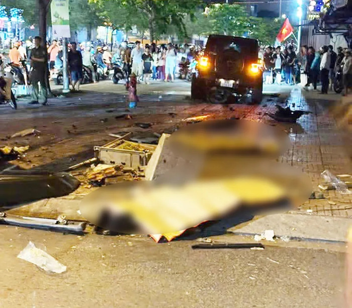 Hiện trường vụ tai nạn trở nên ngổn ngang. Ảnh: PLO