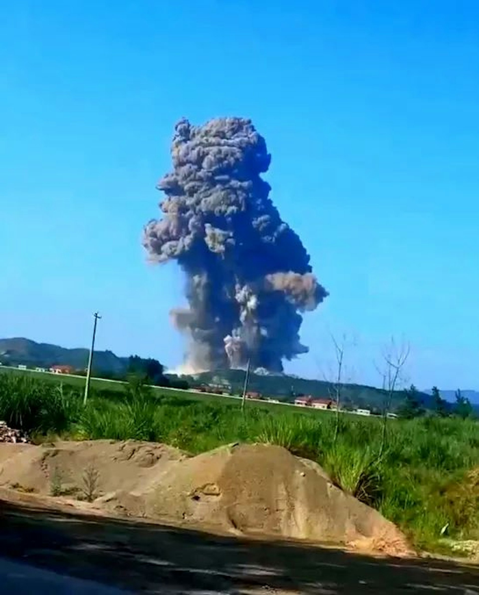 Những hình ảnh trên mạng xã hội được cho là từ nhà máy sản xuất pháo hoa bị nổ mới đây. (Nguồn: HK01)