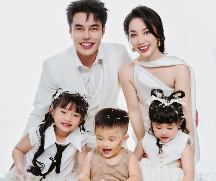 Khoảnh khắc hạnh phúc cùng gia đình Lê Dương Bảo Lâm. (Ảnh: Fanpage Lê Dương Bảo Lâm)