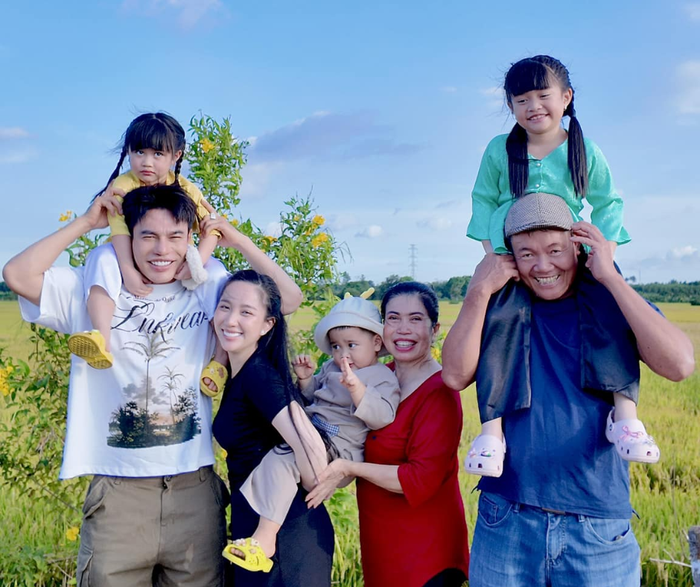 Giá đình Lê Dương Bảo Lâm chụp cùng ông bà nội. (Ảnh: Fanpage Lê Dương Bảo Lâm)