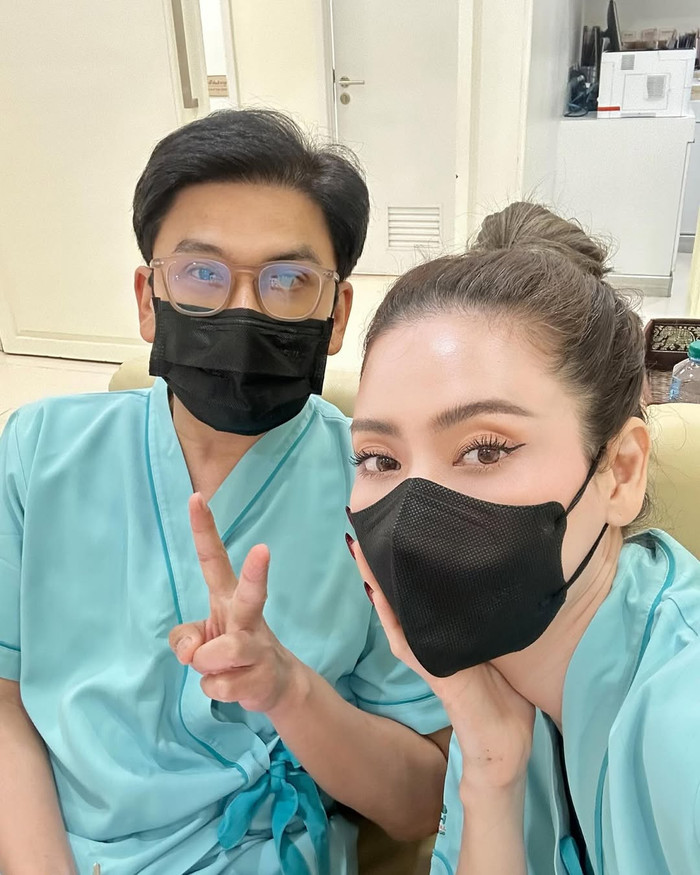 Xuyên suốt hành trình điều trị, nữ diễn viên luôn được chồng là Poh Natthawut Skidjai đồng hành, chăm sóc. (Ảnh: IGNV)