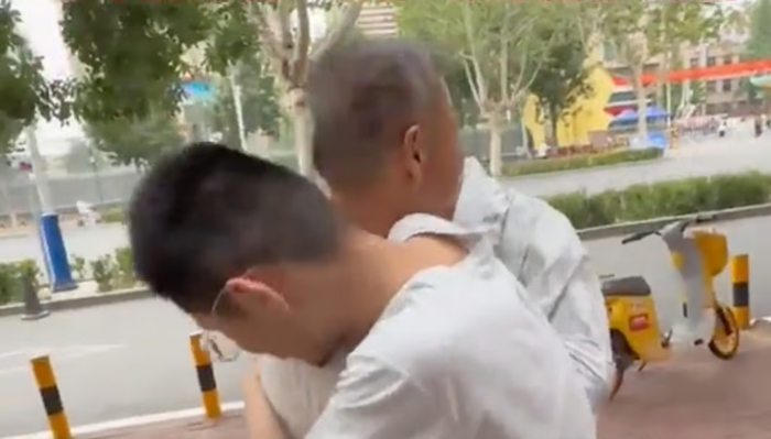 Hai anh em sinh đôi quỳ lạy ông nội sau kỳ thi quan trọng, nhiều người bật khóc Ảnh 1