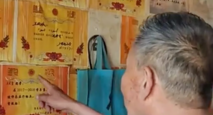 Hai anh em sinh đôi quỳ lạy ông nội sau kỳ thi quan trọng, nhiều người bật khóc Ảnh 2