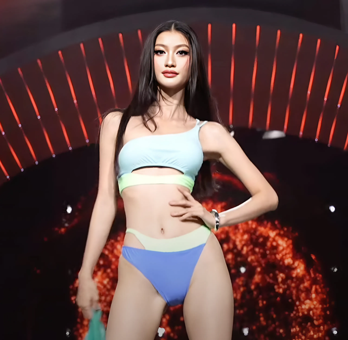 Thí sinh Hoàng Kim Ngân trong phần thi bikini. (Ảnh chụp màn hình)