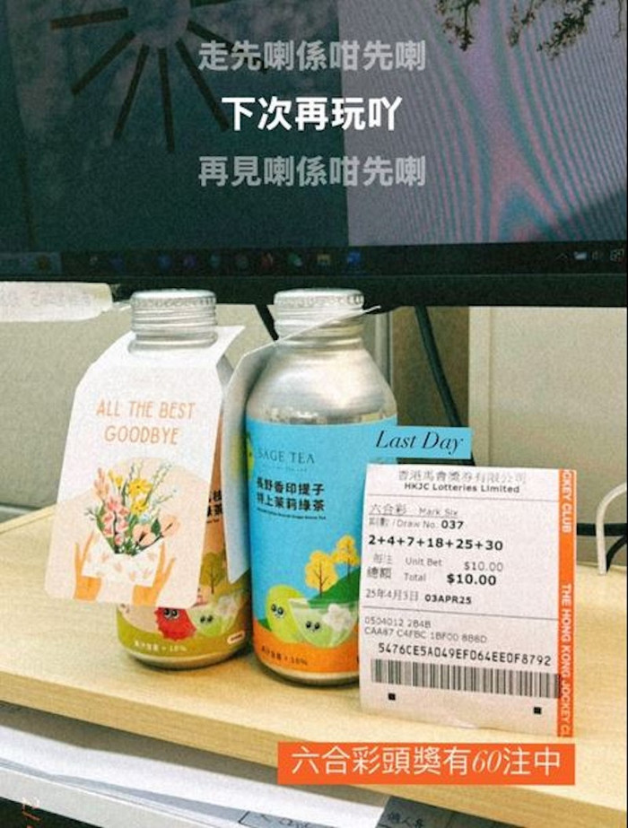 Người phụ nữ mưa vé số làm quà chia tay đồng nghiệp.