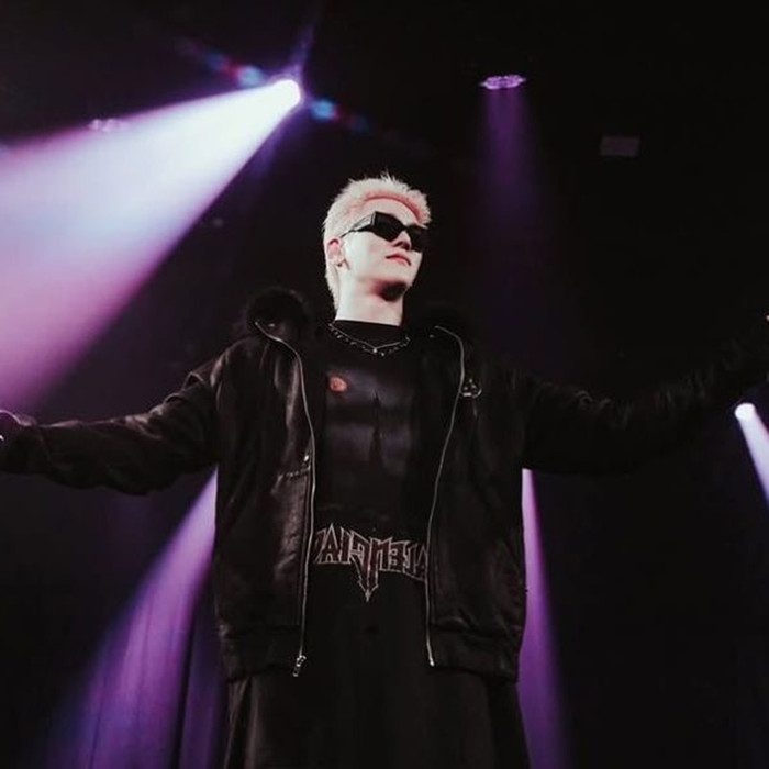 Nam ca sĩ công khai là người đồng tính trên sân khấu: 'Tôi rất tự hào' Ảnh 1