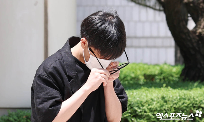 Hình ảnh ca sĩ đình đám một thời - Taeil sau khi rời khỏi toà án trong sáng 18/6. Ảnh: Xportsnews