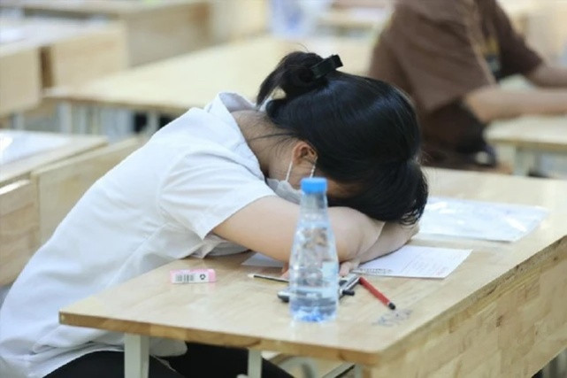 Tâm lý trượt lớp 10 công lập vẫn còn nặng nề đối với nhiều phụ huynh và học sinh. Ảnh minh hoạ