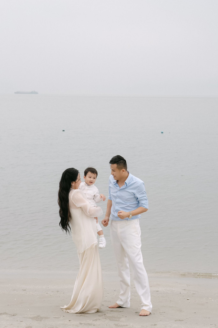 Hồ Quỳnh Hương và chồng lộ rõ sự hạnh phúc khi dành thời gian ở bên cạnh con trai. Ảnh: FBNV