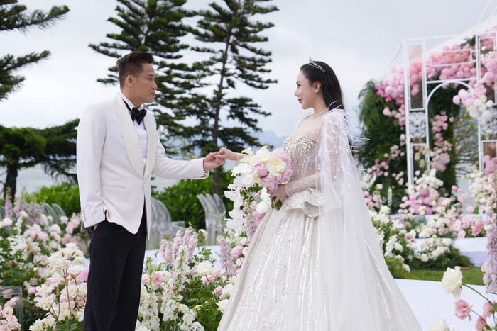Hồ Quỳnh Hương lựa chọn giấu kín tin vui vể đời tư trong một thời gian nhất định, tới lúc phù hợp cô mới công bố rộng rãi với khán giả. Ảnh: FBNV