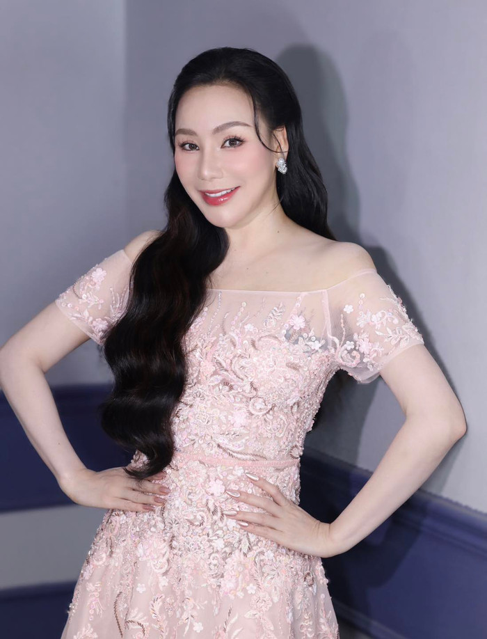 Hồi tháng 2, Hồ Quỳnh Hương từng bắt được hoa cưới của Vũ Cát Tường và Bí Đỏ. Vì vậy việc nữ ca sĩ công bố làm đám cưới, báo tin vui có con đã khiến khán giả không ngừng xôn xao bàn tán trong một thời gian dài. Ảnh: FBNV