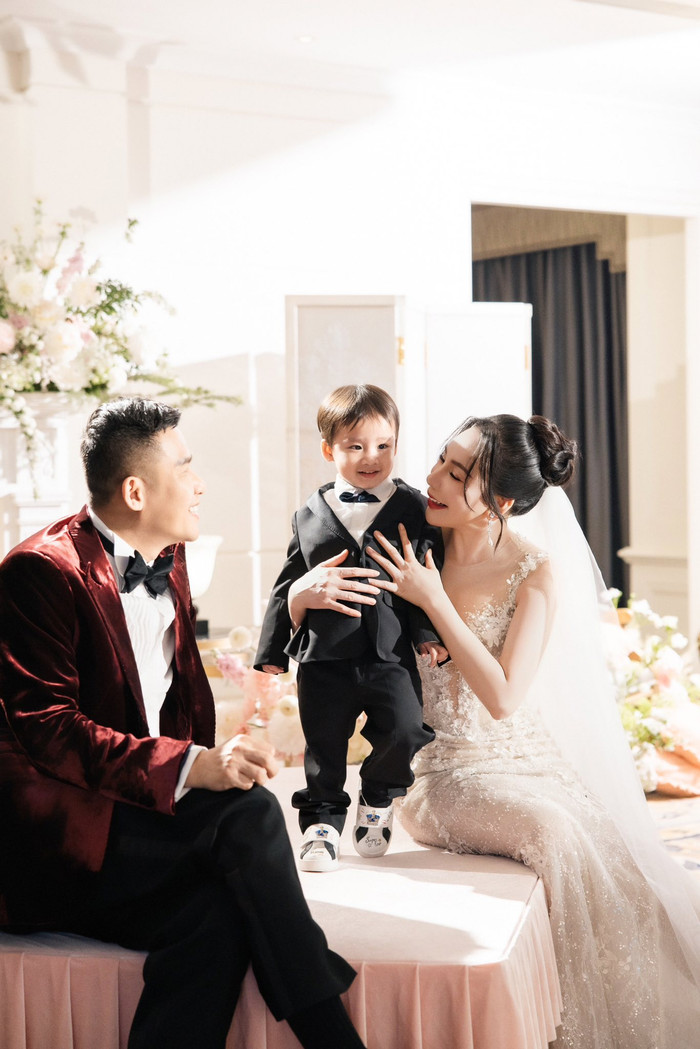 Vợ chồng Hồ Quỳnh Hương nở nụ cười rạng rỡ khi con trai xuất hiện trong ngày trọng đại. Ảnh: FBNV