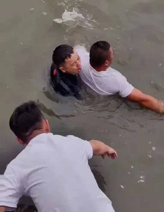 Chàng trai nhảy xuống hồ cứu 5 người đuối nước.