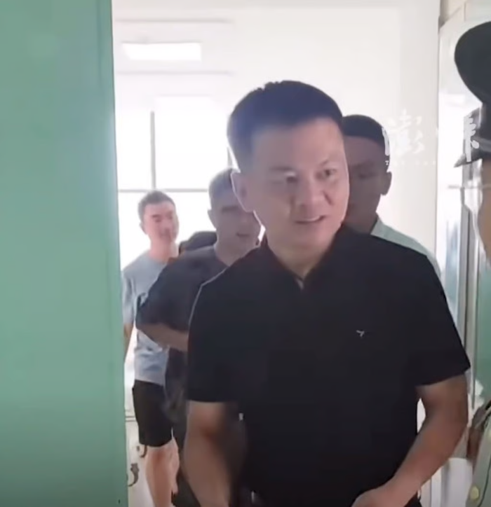 Anh hùng Trương Vĩ rời bệnh viện sau khi được điều trị kiệt sức. Ảnh: The Paper