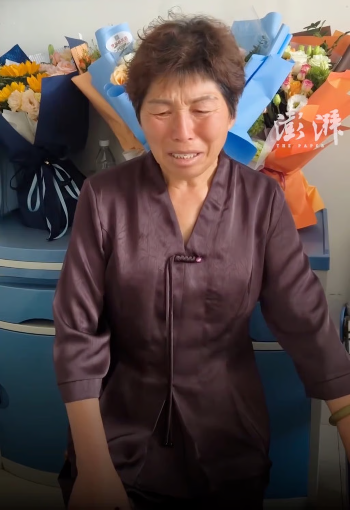 Mẹ của Zhang vô cùng xúc động khi nhớ lại những gì con trai bà đã làm vào ngày xảy ra vụ việc. Ảnh: The Paper 