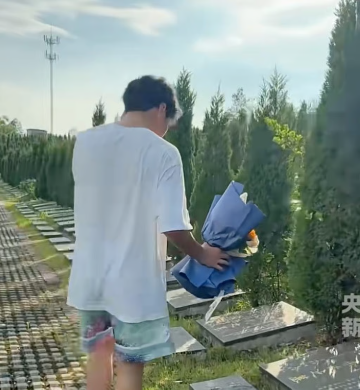 Chen chuẩn bị đặt hoa lên mộ người mẹ quá cố thân yêu của mình. Ảnh: Douyin