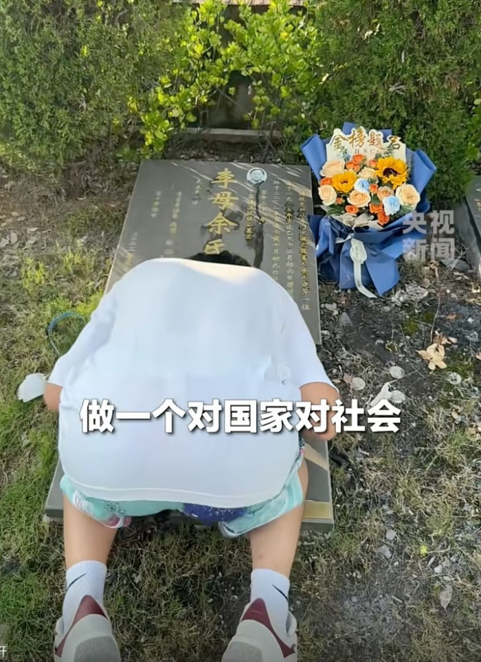 Người con hiếu thảo cúi đầu tỏ lòng thành kính sau khi đặt vòng hoa lên nơi an nghỉ cuối cùng của mẹ. Ảnh: Douyin 
