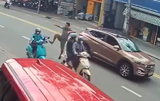 Camera ghi lại khoảnh khắc người đàn ông đạp ngã nữ tài xế xe ôm công nghệ. 