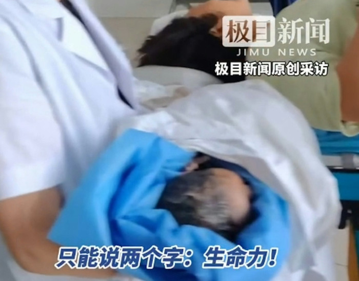 Đi khám bác sĩ vì đầy bụng sau khi ăn no, cô gái bất ngờ sinh ra bé trai nặng 2,5 ký Ảnh 2