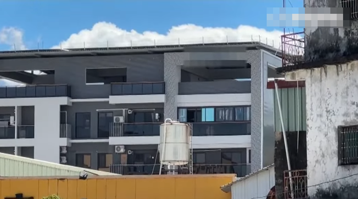 Hai thanh niên ngồi vắt vẻo trên ban công tòa nhà cao tầng trò chuyện, người đi đường thót tim Ảnh 3