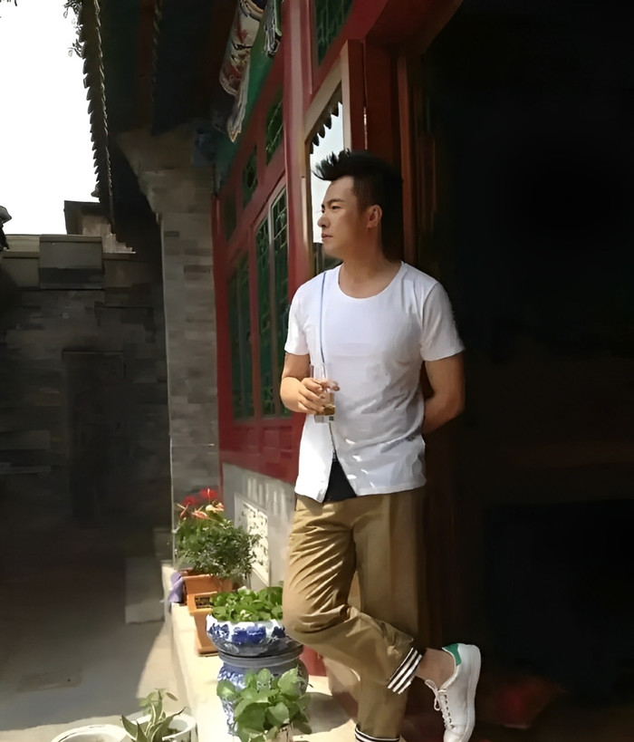 2 căn nhà xuống cấp giúp Vu Ba đổi đời. (Ảnh: Sohu)