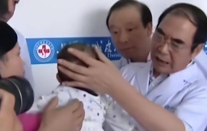 Câu chuyện của bà mẹ Tiểu Tuyết ở Trung Quốc khiến nhiều người xúc động vì hành trình chữa trị bệnh cho con. (Ảnh: Sohu)