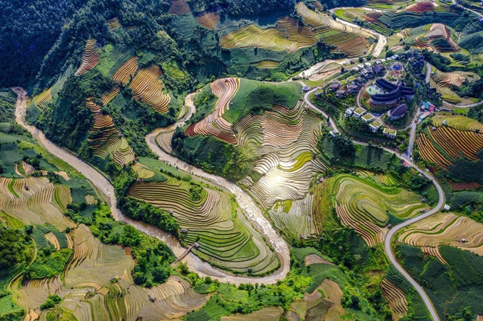 Làng mạc tại đèo nhìn từ trên cao. (Ảnh: Crystal Bay)