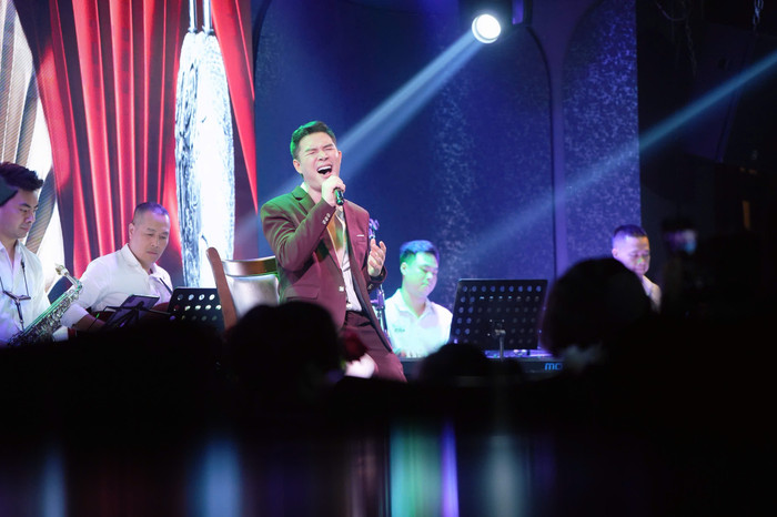 Nathan Lee hát không ngừng nghỉ hơn 30 ca khúc.
