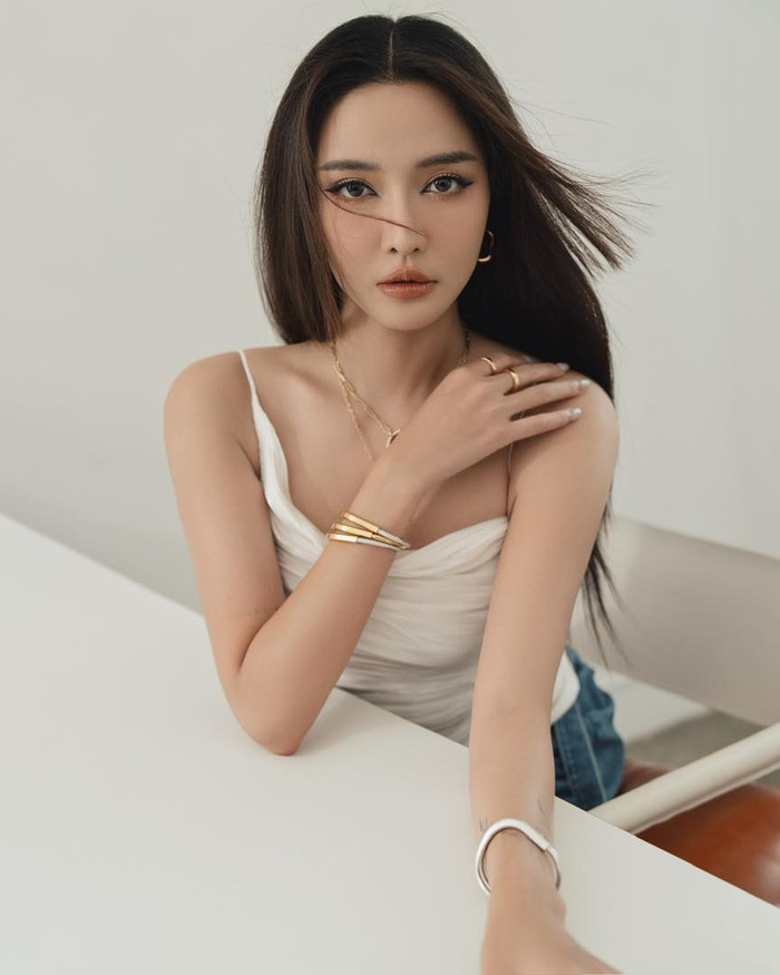 Nhan sắc ấn tượng của Bích Phương được cô nàng thừa nhận đã qua thẩm mỹ. (Ảnh: FBNV)