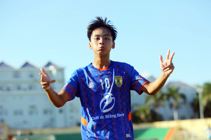 Theo thông tin của Saostar, tài năng của Học viện HAGL - Bảo Đức vừa dính chấn thương đứt dây chằng và phải nghỉ hết mùa. Ảnh: CLB Kon Tum