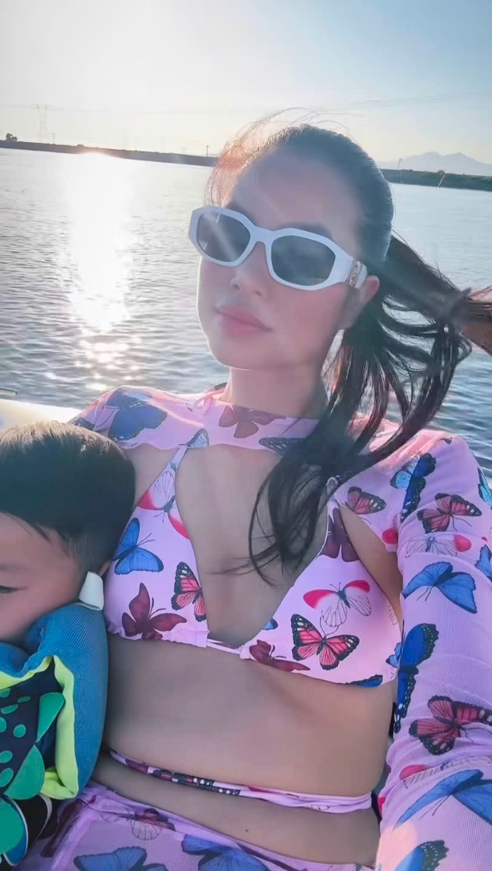 Showbiz 24h: Phạm Hương tự tin diện bikini khi cho con trai đi chơi. Ảnh: IGNV