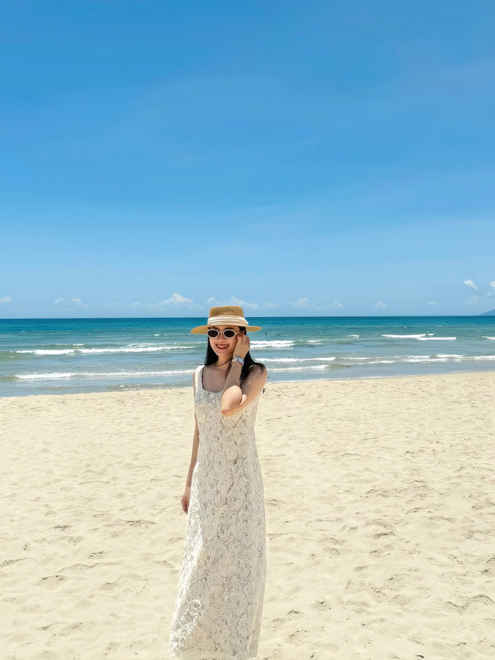 Hồng Diễm khoe sắc vóc trẻ trung bên bãi biển, nhan sắc U50 khiến fan trầm trồ (Ảnh: Facebook Hồng Diễm). 