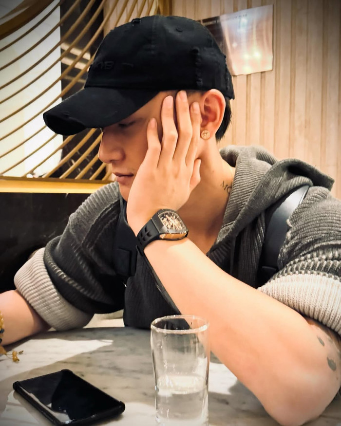 Hoàng Tử Thao từng ra mắt với vai trò ca sĩ của nhóm EXO vào năm 2012, đến 2015 thì rời nhóm. Gần đây, anh lấn sân qua kinh doanh sản phẩm dành cho phụ nữ. (Ảnh IGNV)