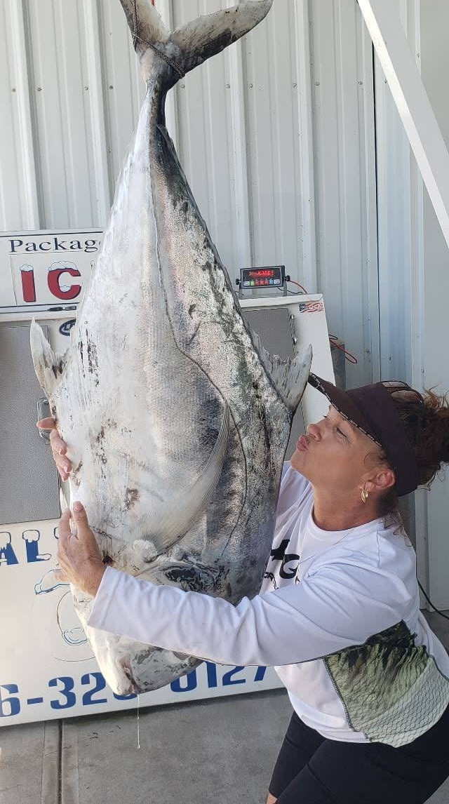 Đi câu cùng gia đình, người phụ nữ câu được loài cá khổng lồ Ảnh 1