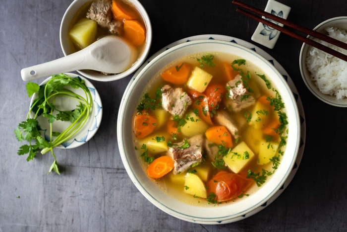 Món canh khoai tây hầm xương. (Ảnh Delightful plate)